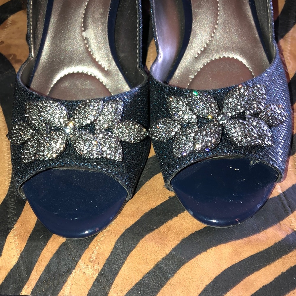 NWOT Beautiful Bandolino heels Metallic blue 8.5